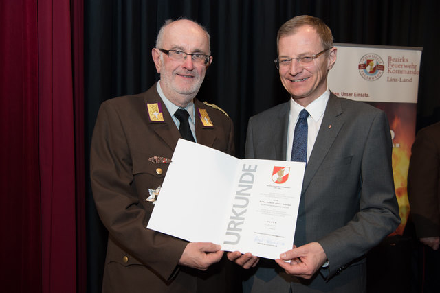 Feuerwehr-Bezirkstagung Linz-Land: Zwei Firmen und Propst Johannes Holzinger mit Medaillen geehrtLEONDING. Wenn es brennt, dann müssen Feuerwehrleute in den Einsatz – egal ob in der Nacht oder während der Arbeitszeit. Ohne Zustimmung der Arbeitgeber wäre letzteres unmöglich, deshalb wurden bei der Bezirkstagung der Feuerwehren vom Bezirk Linz-Land am 23. März 2017 die Firma Hierzer aus Wilhering und die Firma Almi aus Oftering geehrt. Ihnen wurde die „große Florian Ehrenmedaille in Bronze“ vom Landesfeuer