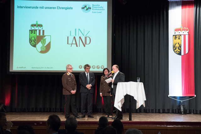Feuerwehr-Bezirkstagung Linz-Land: Zwei Firmen und Propst Johannes Holzinger mit Medaillen geehrtLEONDING. Wenn es brennt, dann müssen Feuerwehrleute in den Einsatz – egal ob in der Nacht oder während der Arbeitszeit. Ohne Zustimmung der Arbeitgeber wäre letzteres unmöglich, deshalb wurden bei der Bezirkstagung der Feuerwehren vom Bezirk Linz-Land am 23. März 2017 die Firma Hierzer aus Wilhering und die Firma Almi aus Oftering geehrt. Ihnen wurde die „große Florian Ehrenmedaille in Bronze“ vom Landesfeuer