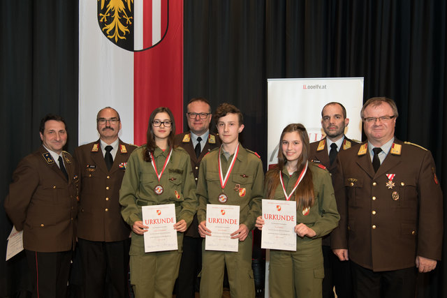Feuerwehr-Bezirkstagung Linz-Land: Zwei Firmen und Propst Johannes Holzinger mit Medaillen geehrtLEONDING. Wenn es brennt, dann müssen Feuerwehrleute in den Einsatz – egal ob in der Nacht oder während der Arbeitszeit. Ohne Zustimmung der Arbeitgeber wäre letzteres unmöglich, deshalb wurden bei der Bezirkstagung der Feuerwehren vom Bezirk Linz-Land am 23. März 2017 die Firma Hierzer aus Wilhering und die Firma Almi aus Oftering geehrt. Ihnen wurde die „große Florian Ehrenmedaille in Bronze“ vom Landesfeuer