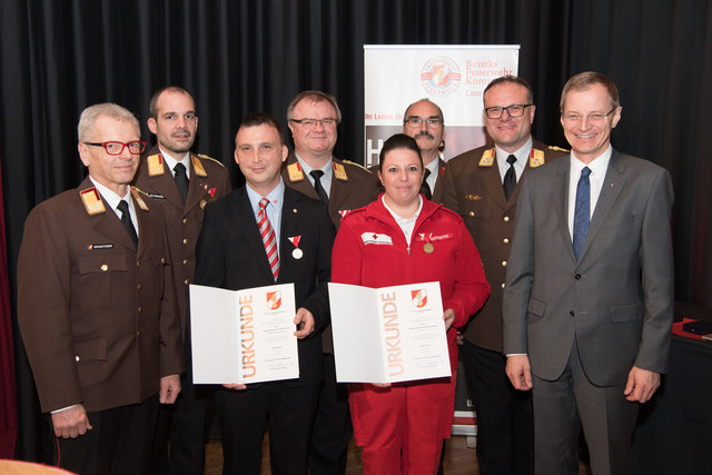 Feuerwehr-Bezirkstagung Linz-Land: Zwei Firmen und Propst Johannes Holzinger mit Medaillen geehrtLEONDING. Wenn es brennt, dann müssen Feuerwehrleute in den Einsatz – egal ob in der Nacht oder während der Arbeitszeit. Ohne Zustimmung der Arbeitgeber wäre letzteres unmöglich, deshalb wurden bei der Bezirkstagung der Feuerwehren vom Bezirk Linz-Land am 23. März 2017 die Firma Hierzer aus Wilhering und die Firma Almi aus Oftering geehrt. Ihnen wurde die „große Florian Ehrenmedaille in Bronze“ vom Landesfeuer