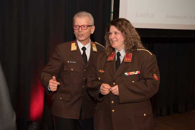 Feuerwehr-Bezirkstagung Linz-Land: Zwei Firmen und Propst Johannes Holzinger mit Medaillen geehrtLEONDING. Wenn es brennt, dann müssen Feuerwehrleute in den Einsatz – egal ob in der Nacht oder während der Arbeitszeit. Ohne Zustimmung der Arbeitgeber wäre letzteres unmöglich, deshalb wurden bei der Bezirkstagung der Feuerwehren vom Bezirk Linz-Land am 23. März 2017 die Firma Hierzer aus Wilhering und die Firma Almi aus Oftering geehrt. Ihnen wurde die „große Florian Ehrenmedaille in Bronze“ vom Landesfeuer