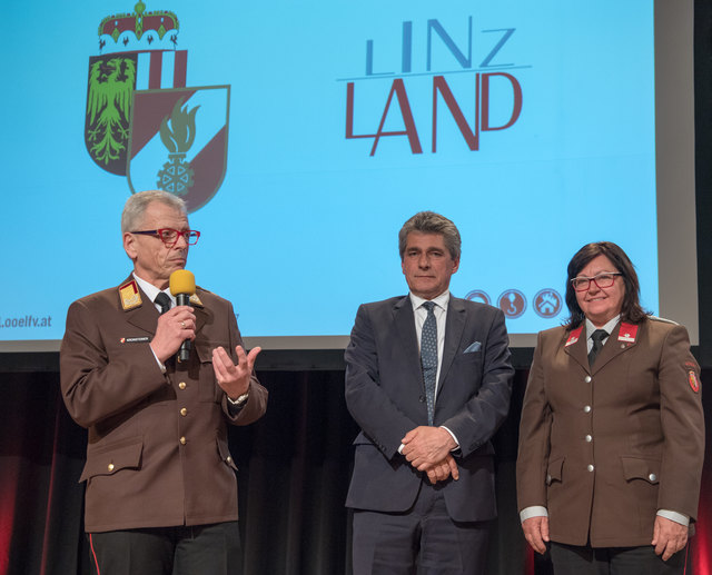 Feuerwehr-Bezirkstagung Linz-Land: Zwei Firmen und Propst Johannes Holzinger mit Medaillen geehrtLEONDING. Wenn es brennt, dann müssen Feuerwehrleute in den Einsatz – egal ob in der Nacht oder während der Arbeitszeit. Ohne Zustimmung der Arbeitgeber wäre letzteres unmöglich, deshalb wurden bei der Bezirkstagung der Feuerwehren vom Bezirk Linz-Land am 23. März 2017 die Firma Hierzer aus Wilhering und die Firma Almi aus Oftering geehrt. Ihnen wurde die „große Florian Ehrenmedaille in Bronze“ vom Landesfeuer