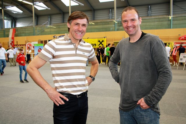 Ein Plausch über Radsport und Fußball: Wolfgang Fasching und Mario Haas beim Tag des Sports in Kalsdorf
