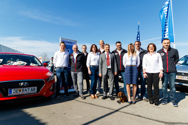 Das Team vom Autohaus Nikles mit Firmenhund.