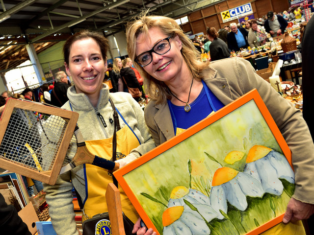 Lions Damen: Flohmarkt-Beauftragte Gertraud Senker und Präsidentin Maria Schoder.