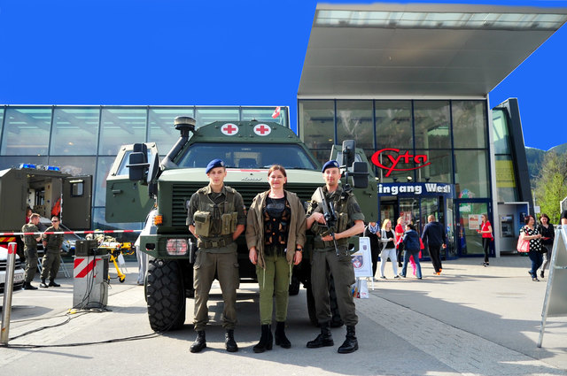 Susanne Buratti, flankiert von militärischen Fachpersonal des Sanitätszentrums West bei der Infoveranstaltung.