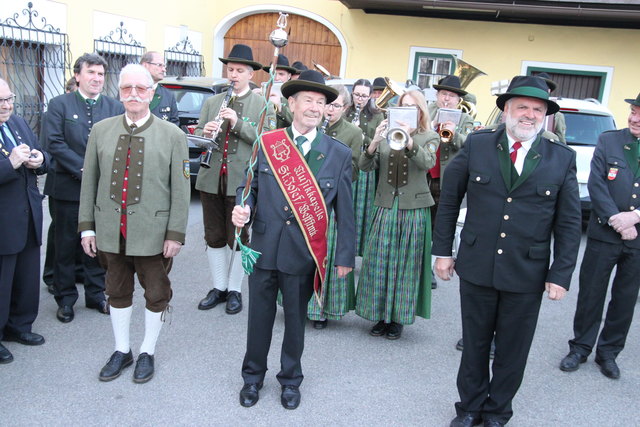 Karl Petrovic leitet ein Musikstück der St. Josefer Musikkapelle