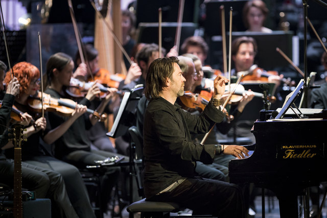 Der Tasten-Akrobat Sandy Lopičić mit dem Grazer Philharmonischem Orchester. Foto: Werner Kmetitsch