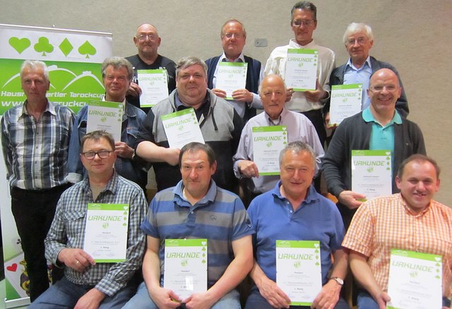 Veranstalter Erwin Schachl mit den siegreichen Tarockteams Pöndorf (Rang 1, vorne) "Schware Partie" (Rang 2, mitte) und Schartner Bombe (Rang 3, hinten).