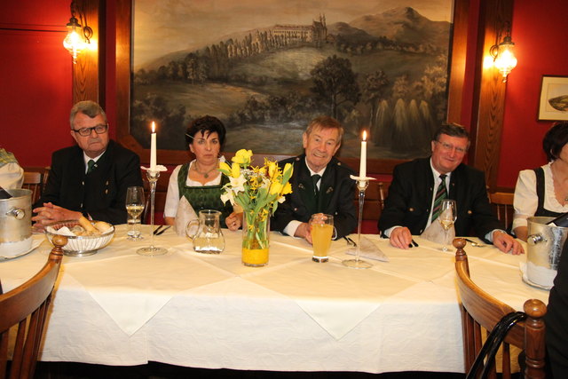 Das Ehepaar Margit und Karl Petrovic mit Ludwig Bieringer, Präsident des Kameradschaftsbundes (li), und Pfarrer Franz Neumüller