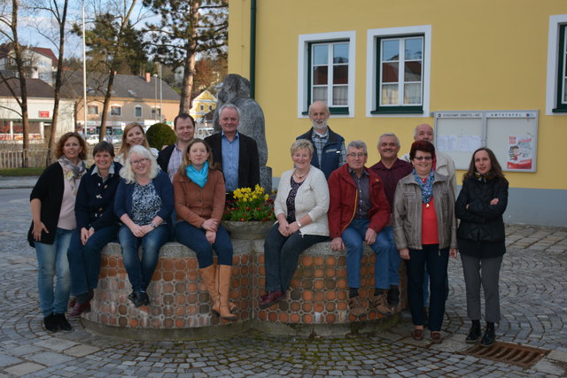 Vizebürgermeister Johannes Prinz, die Rathausmarkt-AusstellerInnen und Schmied Josef Hahn freuen sich auf die neue Saison. | Foto: Stadtgemeinde Zwettl-NÖ