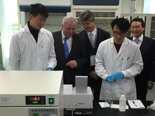 Steirisch-chinesisches Öko-Projekt: Hermann Schützenhöfer, Rektor Harald Kainz und der Grazer China-Experte Wan-Jie Chen waren höchst interessiert.