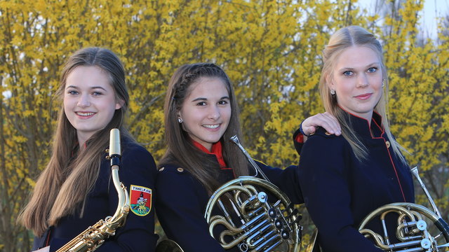 Anna Meinhart, Martha Habring und Klara Kriechbaum (v.l.) von der Marktmusikkapelle Timelkam. | Foto: Helmut Klein