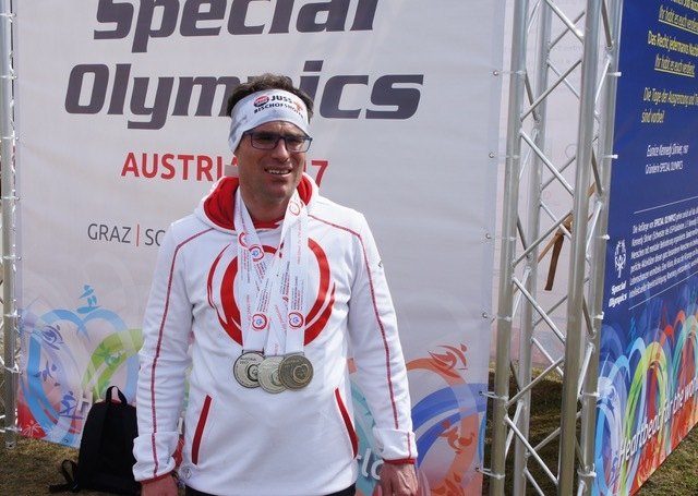Manuel Auer gewann zweimal Silber und einmal Bronze im Langlauf. Nun trainiert er für die Sommer Games. | Foto: Auer