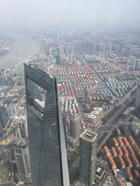 Über den Wolken: Blick vom Observation Center Shanghai auf den so genannten "Flaschenöffner".
