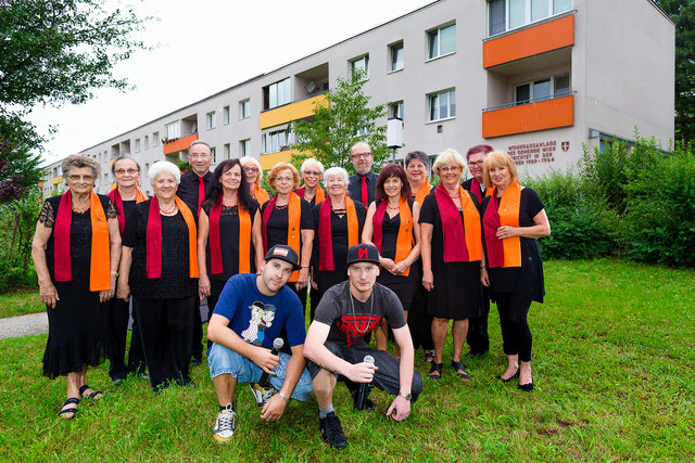 Gruppenfoto vor dem Gemeindebau: Die Rapper Freezy Trap und Danix posieren mit dem 1. Wiener Gemeindebauchor. | Foto: wohnpartner