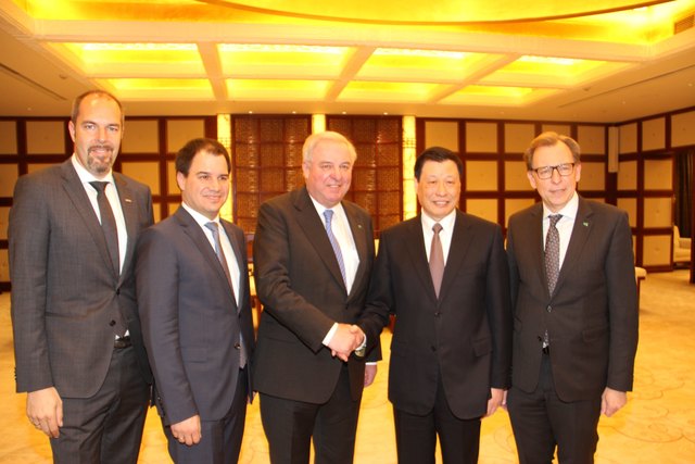 Kooperation: Shanghais Bürgermeister Ying Yong und die Steirer.