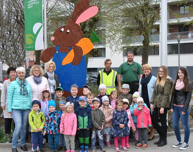 Die Kinder des Kindergarten Parz sind stolz auf ihre Osterhasen (im Bild mit Bürgermeisterin Maria Pachner, Kindergartenleiterin Christa Schmidleitner, Pädagoginnen sowie Mitarbeiter des städtischen Bauhofes.