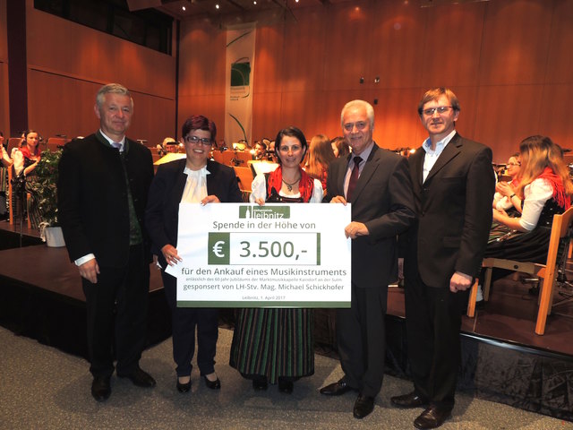 Große Freude bei Obfrau Katrin Kieslinger, gemeinsam mit LAbg. Peter Tschernko, LAbg. Bernadette Kerschler, Bgm. Helmut Leitenberger und Johann Absenger seitens des Blasmusikverbandes.