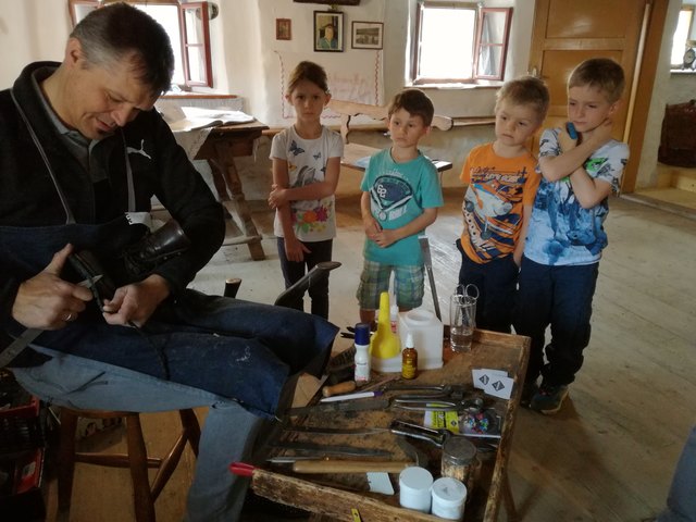 Auch die Auberger Kinder beobachteten mit Neugierde die Arbeiten von Franz Neundlinger. | Foto: privat