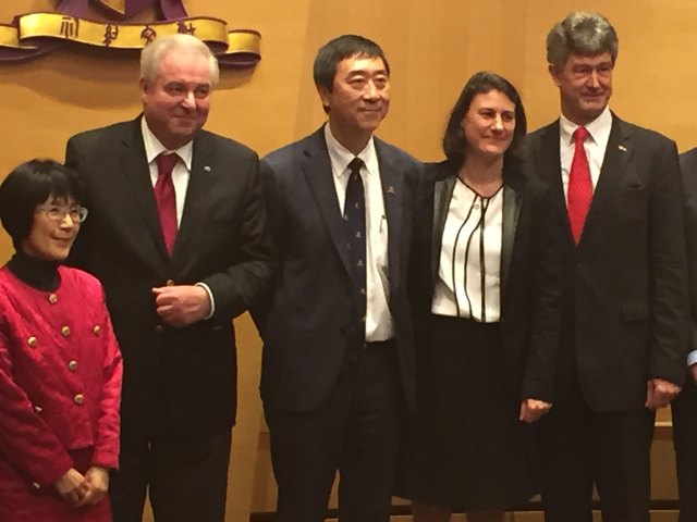 Universitärer Gipfel: Rektor Harald Kainz (Technische Universität Graz​) trifft Rektor Joseph Sung (Chinesische Universität Hongkong​) und Vizerektorin Lee Chi Ming gemeinsam mit Hermann Schützenhöfer​ und Generalkonsulin Claudia Reinprecht