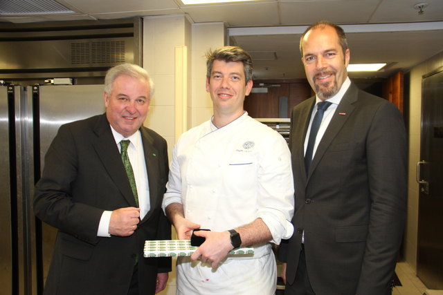 Spitzenkoch in Hongkong: Stefan Leitner mit Hermann Schützenhöfer und Jürgen Roth | Foto: Land Steiermark