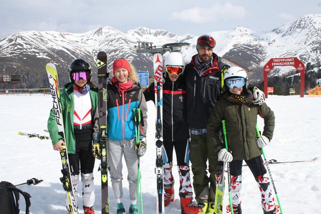 Einige der Bezirksteilnehmer: Lorena Gagliano (SK Nauders), Lena-Maria Ehrhart (SK Landeck), David Gagliano (SK Nauders), Trainer Thomas Krautschneider und Thomas Kurz (SC Ischgl), (v.l.). | Foto: TSV Bezirk Landeck/Lisi Zangerl