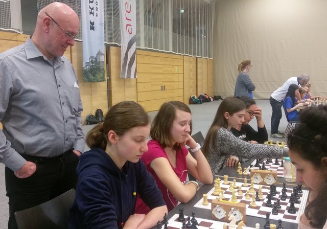 Zweiter Platz: Prof. Martin Gantner mit Valeria Bauer, Darija Cervinca, Lena Zmölnig und Tuana Dolcu (v.l.). | Foto: Karin Schnegg