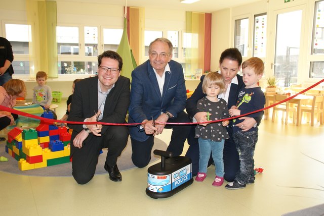 Ella und Bernd helfen Stadtrat Jürgen Czernohorszky, Bezirksvorsteher Leo Plasch und Leiterin Michaela Pexider (v.l.n.r.) bei der feierlichen Eröffnung.