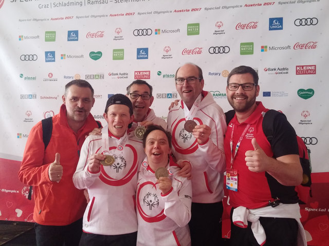 Bei der Preisverleihung (v.l.n.r.): Werner Schmollmüller (Trainer), Josef Mühlehner, Christian Hable, Richard Glinsner, Gerald Steiner und Christoph Schedlik (Trainer). | Foto: Special Olympics