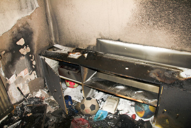 Das Feuer brach vermutlich im Bereich eines Kastens aus, wo der Zehnjährige mehrere Spielsachen an Ladegeräte angeschlossen hatte. | Foto: FOTOKERSCHI.AT/BF-LINZ