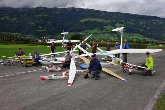 Die Teilnehmer beim Osttiroler Elektroschleppmeeting 2016 auf der clubeigenen Asphaltpiste des MFC-Lienz. | Foto: Markus Kozubowski