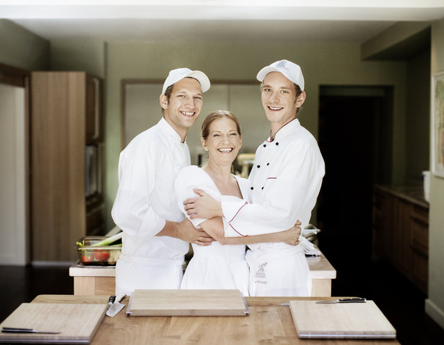 Johanna Maier kocht mit ihren Söhnen Didi und Johannes am 4. Juni im Karl-Böhm-Saal in Salzburg. | Foto: Johanna Maier GmbH / Peter Mayer