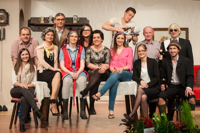 Das Theaterstück ist erfolgreich abgehakt – jetzt geht's wieder ans Tanzen. | Foto: Pramtaler Volkstanzgruppe