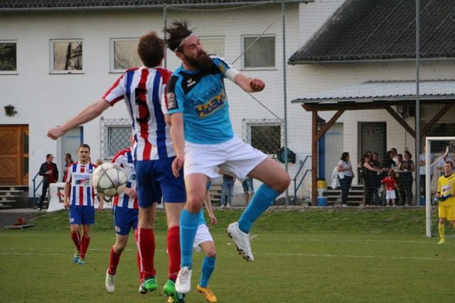 Kapitäne im Luftkampf: Union-Spielführer Lapatschka (blau) und Langzeit-Captain Knoll (rot/blau) | Foto: Michaela Krückl