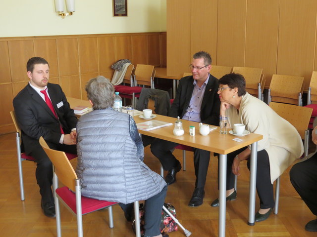 Ein erstes Kennenlernen und ein Austausch im kleinen, ungezwungenen Rahmen zwischen Unternehmen, Experten, Wirtschaftsstadträtin Brauner und Bezirkschef Papai.