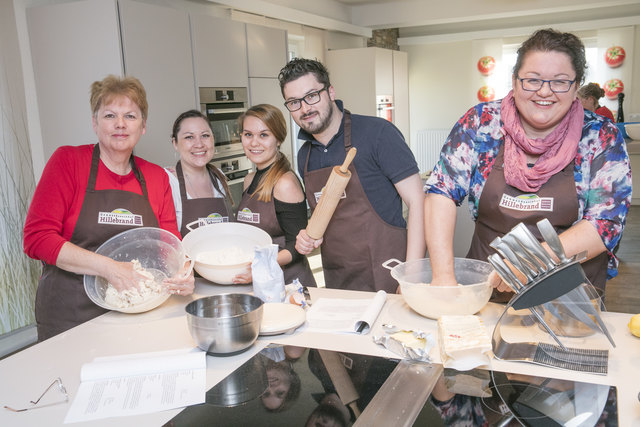 Im Backeinsatz: Das Team der WOCHE Graz-Umgebung Süd beim Osterbrot-Backkurs in der Genusskochschule Hillebrand. | Foto: Alle Fotos: Prontolux