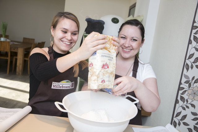 Lisa und Silvia Fasching hatten sichtlich Spaß beim Backen.