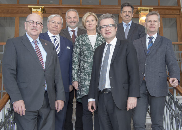 Auf Tour: Stefan Grüttner, Karlheinz Tscheliessnigg, Gernot Brunner, Christa Tax, Christopher Drexler, Ernst Fartek, Gebhard Falzberger | Foto: KAGes