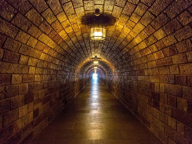 Der Tunnel zum Aufzug | Foto: zVg