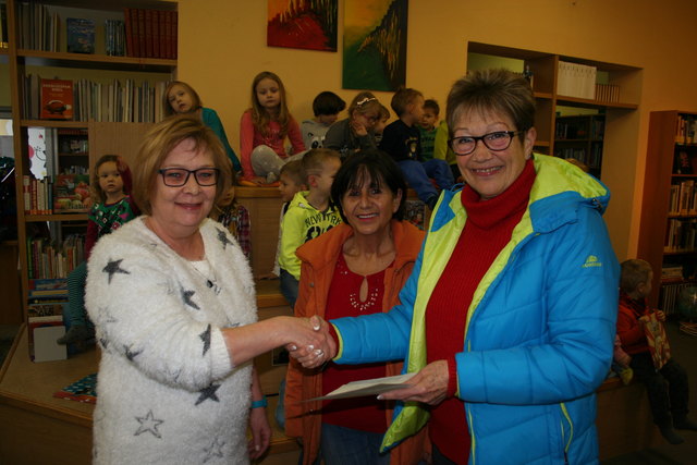 STR Helene Maier übergab Bibliotheksleiterin Beate Zalar einen Spendenbetrag.