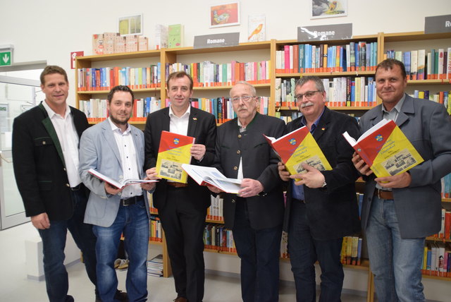 Den ersten Band der Litzelsdorfer Chronik stellte Verfasser Hans Schneider (3. von rechts) mit Vbgm. Jürgen Resch, Bgm. Peter Fassl, LAbg. Christian Drobits, GR Karl Grünwald und GV Roman Gumhalter (von links) vor.