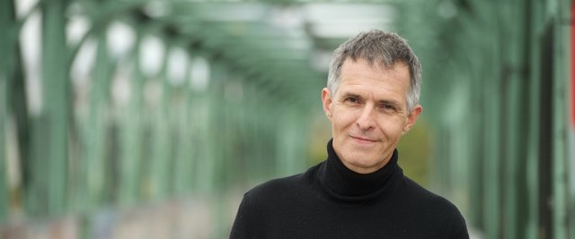 Rudolfsheim im Fokus: Stefan Peters hat seinen ersten Roman "Erstbezug" veröffentlicht. | Foto: Paul Feuersänger