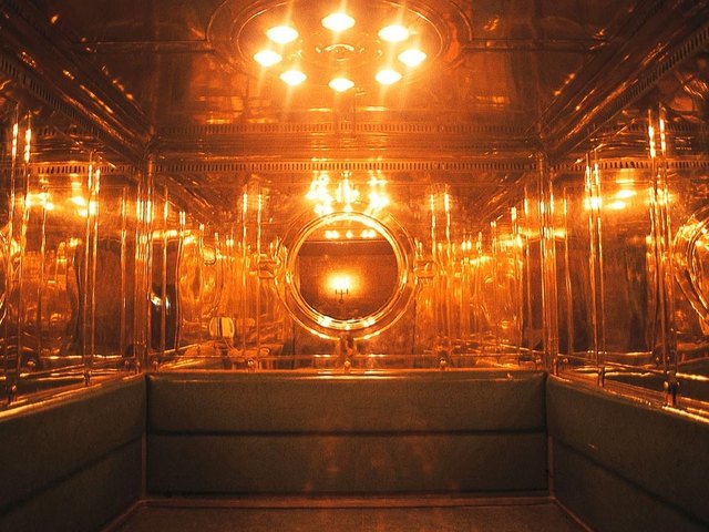 Der messingvekleidete und verspiegelte Aufzug | Foto: zVg