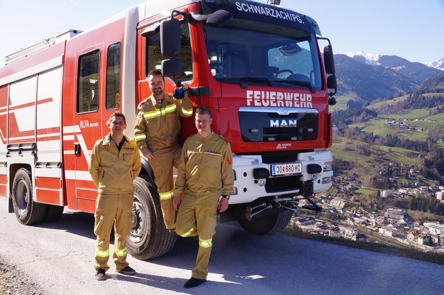 Ortsfeuerwehrkommandant Markus Buzanich mit Christoph Hölzl und OFK-Stv. Manfred Passrugger (v.re.).