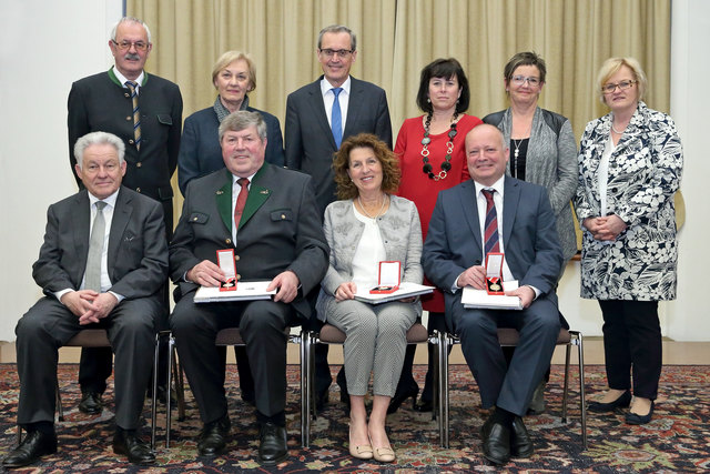 Am 23. März 2017 fand bei einem Festakt im Landhaus die Auszeichnung der Goldenen Medaille für Verdienste um die Republik Österreich durch Herrn Landeshauptmann Dr. Josef Pühringer statt.
Mit dieser hohen Bundesauszeichnung wurde das jahrzehntelange ehrenamtliche Engagement rund um die Marktgemeinde Bad Schallerbach an Herrn Franz Berger (Gemeindevorstand a. D.), Herrn Gerald Leitgeb (Gemeindevorstand a. D.) und Frau Dr. Karin Moser (Gemeinderätin a. D.) entsprechend gewürdigt.