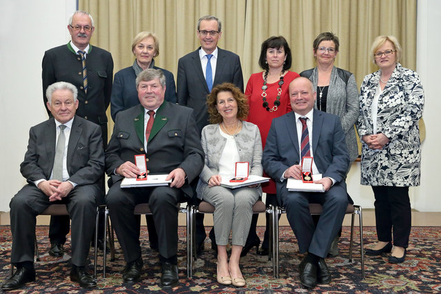 Am 23. März 2017 fand bei einem Festakt im Landhaus die Auszeichnung der Goldenen Medaille für Verdienste um die Republik Österreich durch Herrn Landeshauptmann Dr. Josef Pühringer statt.
Mit dieser hohen Bundesauszeichnung wurde das jahrzehntelange ehrenamtliche Engagement rund um die Marktgemeinde Bad Schallerbach an Herrn Franz Berger (Gemeindevorstand a. D.), Herrn Gerald Leitgeb (Gemeindevorstand a. D.) und Frau Dr. Karin Moser (Gemeinderätin a. D.) entsprechend gewürdigt. | Foto: Fotoquelle: Land Oberösterreich