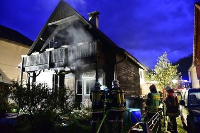 Das Holzhaus wurde bei dem Brand schwer beschädigt. | Foto: BFKDO LF