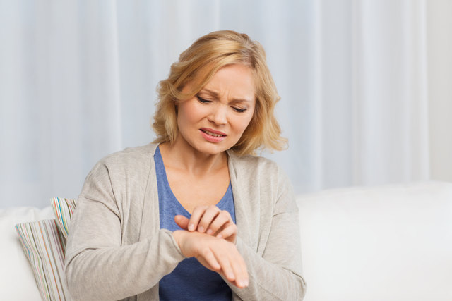 Juckreiz belastet den Alltag. | Foto: Syda Productions/Fotolia.com