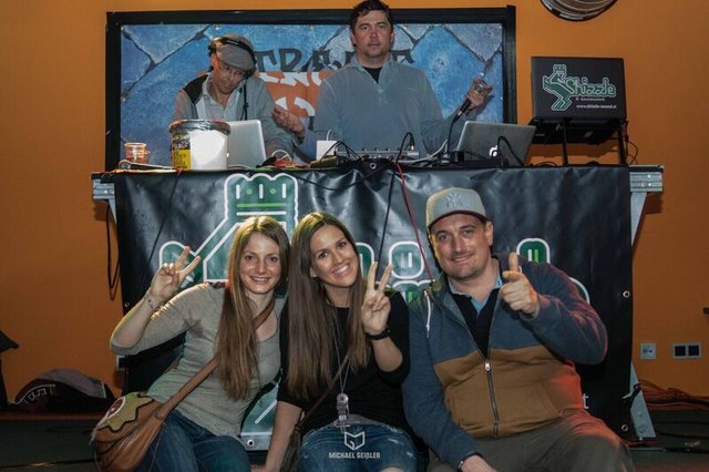 © Caritas Salzburg; Abdruck honorarfrei
v.l.n.r: Streetworkerinnen Theresa Rass, Jacqueline Leitinger und Veranstalter Christian Arends."Sound Quake Soundsystem" am DJ Pult